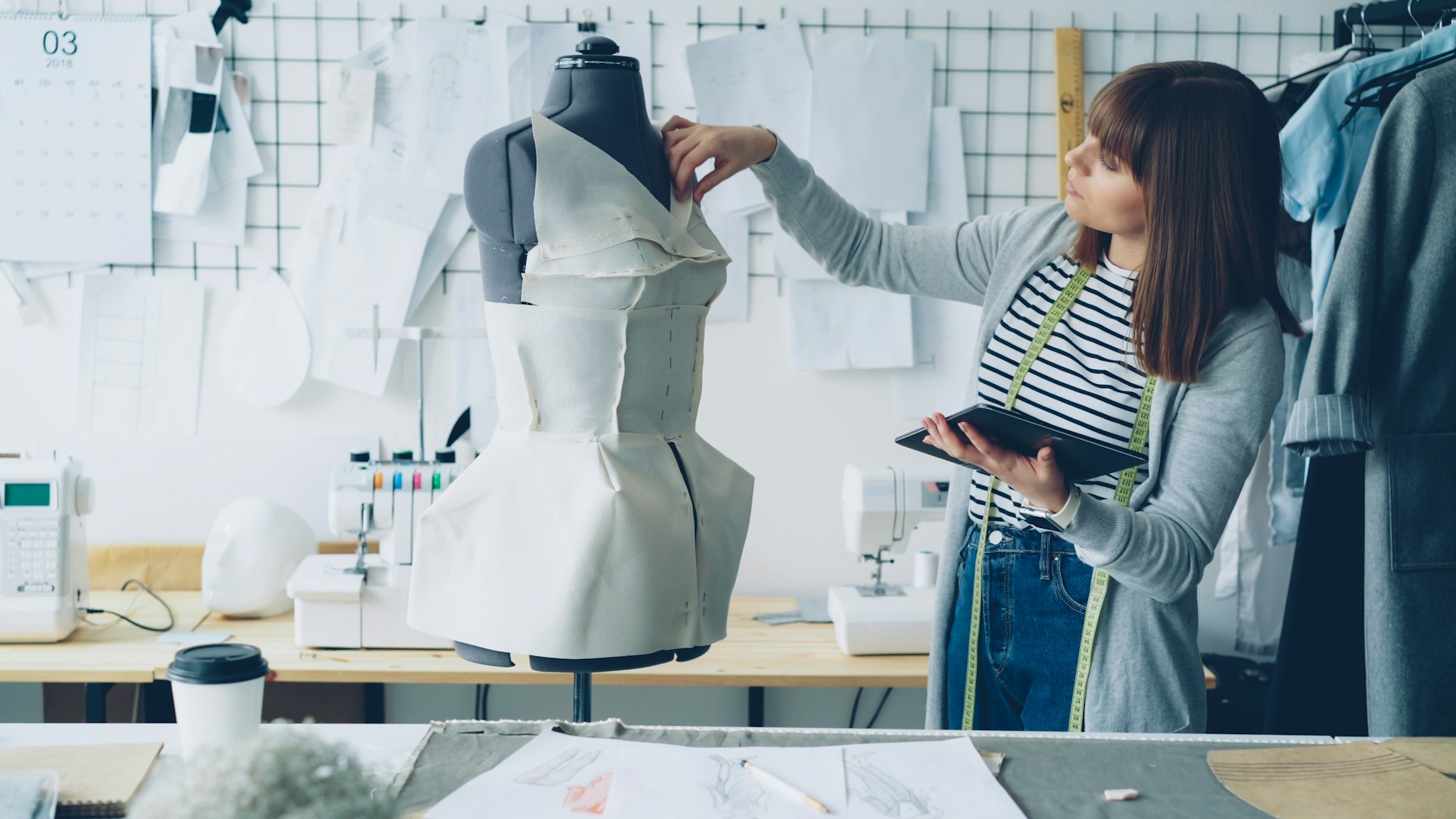 Criação de moda sendo desenvolvida no ateliê